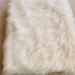 Pottery Barn Teen Himalayan Faux Fur Throw 45 x 60 Ivory